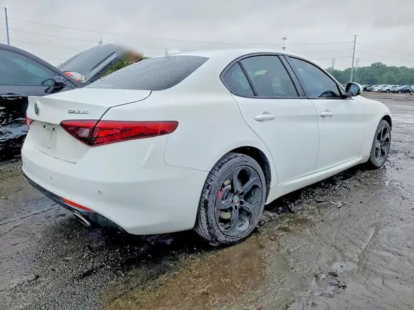 ZARFAEDN4J7589045 — 2018 Alfa Romeo Giulia, фото 3 с аукциона Copart 06.10.2026, Передняя часть