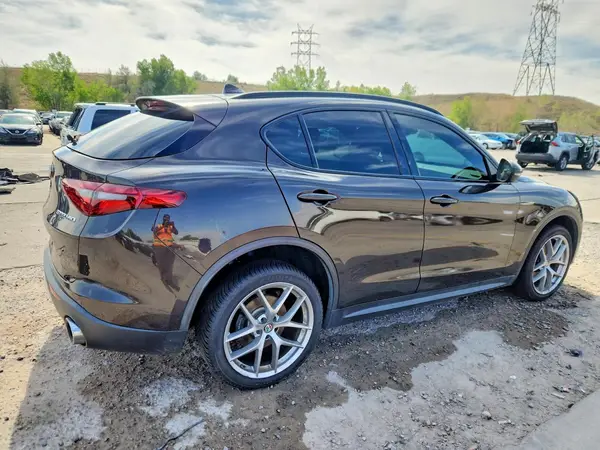 ZASFAKNN1J7B86431 — 2018 Alfa Romeo Stelvio, фото 3 с аукциона Copart, Град