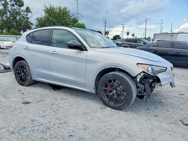 ZASPAKBNXM7D10791 — 2021 Alfa Romeo Stelvio, фото 4 с аукциона Copart, Передняя часть