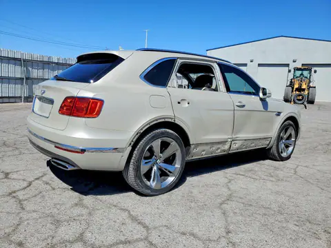 2018 Bentley Bentayga VIN SJAAC2ZV3JC017849 фото 3