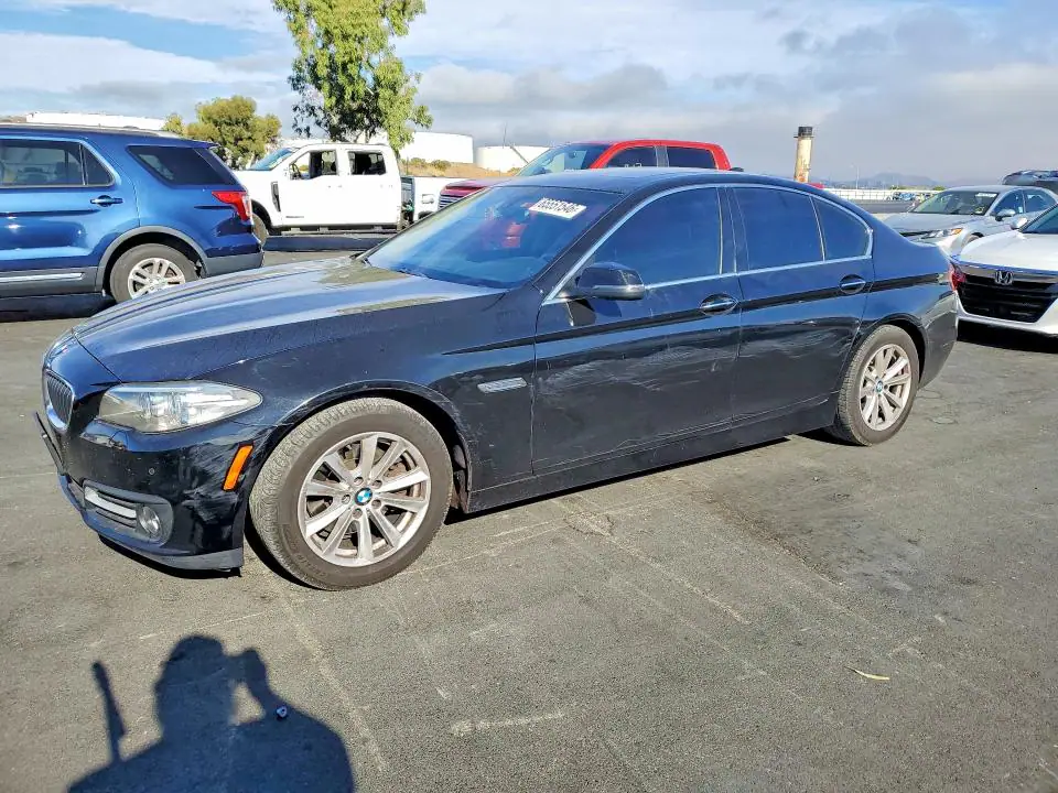 WBA5A5C53GG351636 BMW 528 2016 — повреждение Боковая часть, фото до ремонта