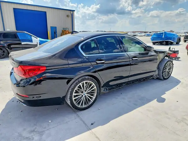 WBAJE5C36HG914309 — 2017 BMW 5ER, фото 3 с аукциона Copart, Передняя часть