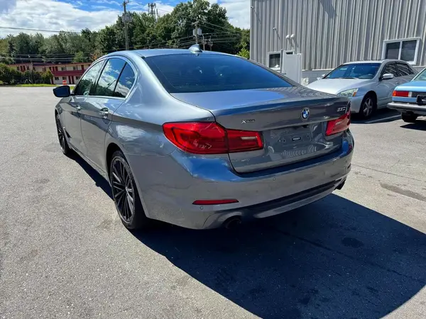 WBAJA7C59JWA74016 — 2018 BMW 5ER, фото 2 с аукциона Copart 09.10.2026, Мелкие вмятины и царапины
