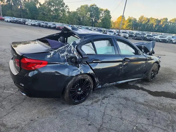 WBAJE7C56JWC55630 — 2018 BMW 5ER, фото 3 с аукциона Copart, Передняя часть