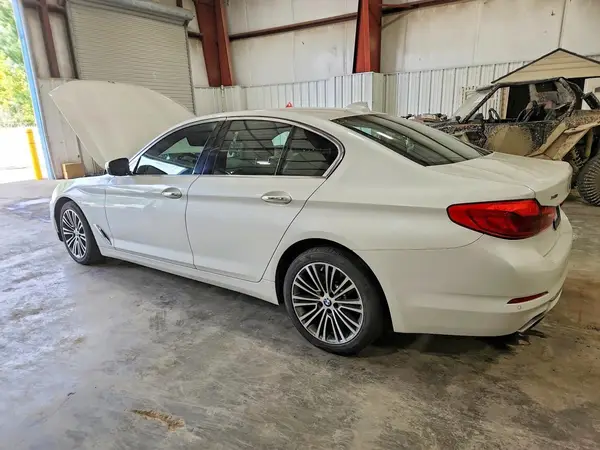 WBAJE7C52JWD52789 — 2018 BMW 5ER, фото 2 с аукциона Copart, Боковая часть