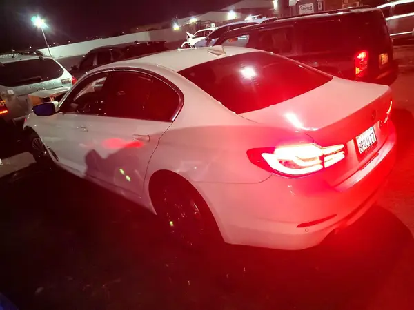 WBAJR3C05LWW72738 — 2020 BMW 5ER, фото 2 с аукциона Copart, Передняя часть