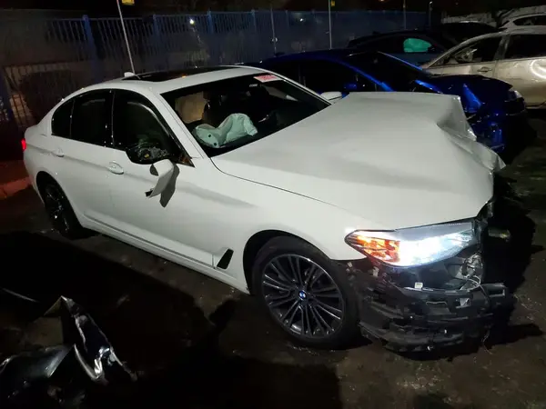 WBAJR3C05LWW72738 — 2020 BMW 5ER, фото 4 с аукциона Copart, Передняя часть