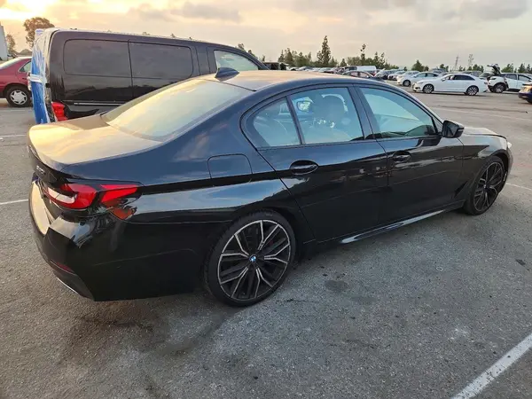 WBA53BJ03MCF39532 — 2021 BMW 5ER, фото 3 с аукциона Copart, Подтопление
