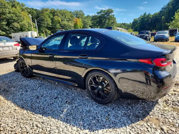 WBA13BJ09MWX08964 — 2021 BMW 5ER, фото 2 с аукциона Copart, Передняя часть