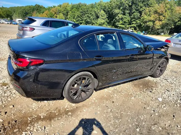 WBA13BJ09MWX08964 — 2021 BMW 5ER, фото 3 с аукциона Copart, Передняя часть