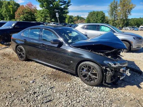 WBA13BJ09MWX08964 — 2021 BMW 5ER, фото 4 с аукциона Copart, Передняя часть