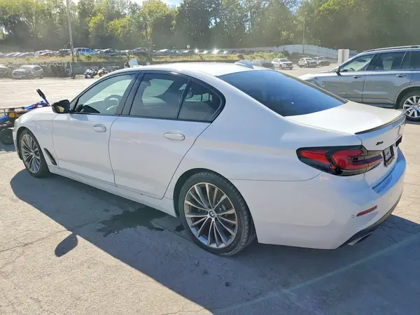 WBA13BJ0XMCF33242 — 2021 BMW 5ER, фото 2 с аукциона Copart 05.10.2026, Подтопление