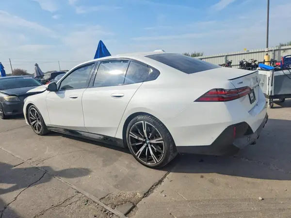 WBA63FJ00SCU45324 — 2025 BMW 5ER, фото 2 с аукциона Copart, Передняя часть