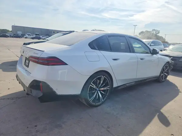 WBA63FJ00SCU45324 — 2025 BMW 5ER, фото 3 с аукциона Copart, Передняя часть
