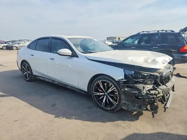 WBA63FJ00SCU45324 — 2025 BMW 5ER, фото 4 с аукциона Copart, Передняя часть