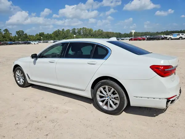 WBA7E2C57JG742758 — 2018 BMW 7ER, фото 2 с аукциона Copart, Передняя часть