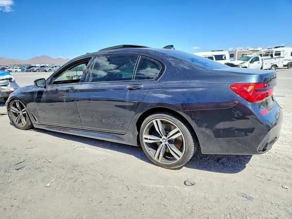 WBA7E2C5XJG741703 — 2018 BMW 7ER, фото 2 с аукциона Copart, Вандализм