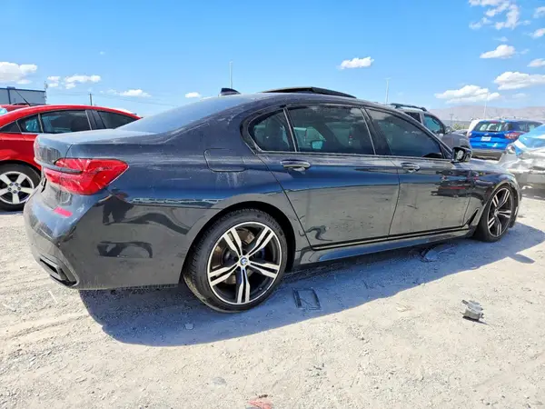 WBA7E2C5XJG741703 — 2018 BMW 7ER, фото 3 с аукциона Copart, Вандализм