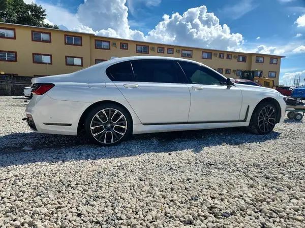 WBA7T2C02NCJ85667 — 2022 BMW 7ER, фото 3 с аукциона Copart, Подтопление