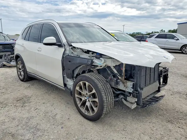 5UX23EU04R9V13556 — 2024 BMW X5, фото 4 с аукциона Copart 05.10.2026, Передняя часть