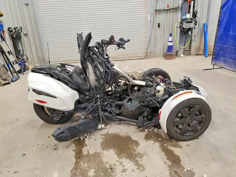 2BXREDD29MV000397 — 2021 Can-Am Spyder Roadster, Передняя часть (Front End), фото до ремонта