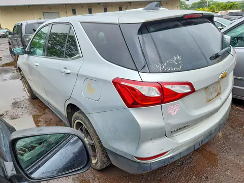 2018 Chevrolet Equinox VIN 2GNAXJEV8J6246496 фото 2