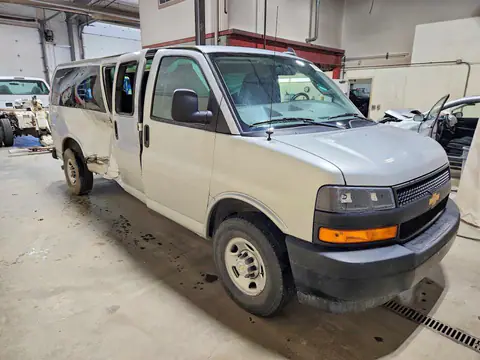 1GAZGNFP4P1105982 — 2023 Chevrolet Express G3500, фото 4 с аукциона Copart 15.09.2026, Боковая часть
