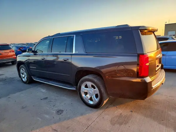 1GNSCJKC7GR248496 — 2016 Chevrolet Suburban, фото 2 с аукциона Copart 03.10.2026, Мелкие вмятины и царапины