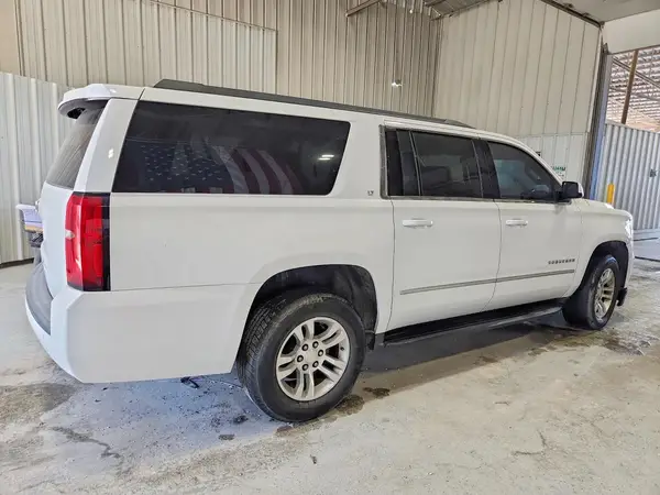 1GNSCHKC3HR323611 — 2017 Chevrolet Suburban, фото 3 с аукциона Copart 29.09.2026, Механические повреждения