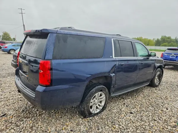 1GNSKHKC1HR202451 — 2017 Chevrolet Suburban, фото 3 с аукциона Copart, Передняя часть