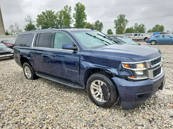 1GNSKHKC1HR202451 — 2017 Chevrolet Suburban, фото 4 с аукциона Copart, Передняя часть