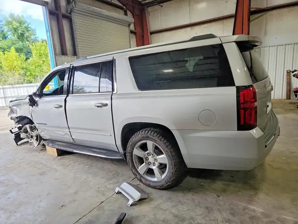 1GNSKJKC1LR216382 — 2020 Chevrolet Suburban, фото 2 с аукциона Copart 30.09.2026, Передняя часть
