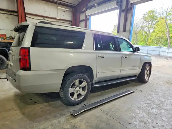 1GNSKJKC1LR216382 — 2020 Chevrolet Suburban, фото 3 с аукциона Copart 30.09.2026, Передняя часть