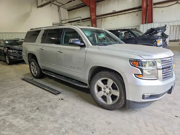 1GNSKJKC1LR216382 — 2020 Chevrolet Suburban, фото 4 с аукциона Copart 30.09.2026, Передняя часть