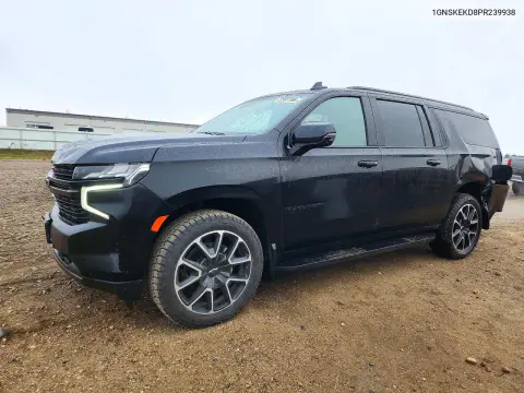 1GNSKEKD8PR239938 — 2023 Chevrolet Suburban, Задняя часть, фото до ремонта