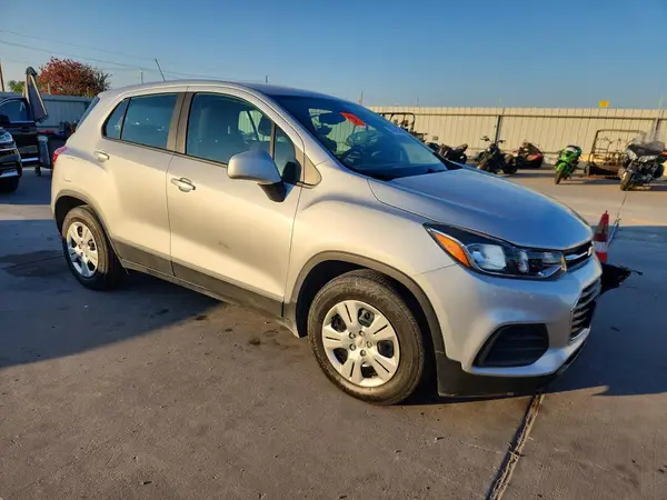 KL7CJKSB5JB704167 — 2018 Chevrolet TRAX, фото 4 с аукциона Copart, Передняя часть