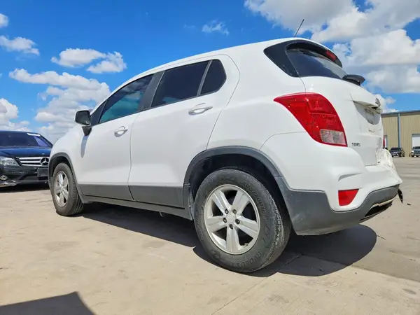 2019 CHEVROLET TRAX VIN 3GNCJKSB4KL233235 фото 2