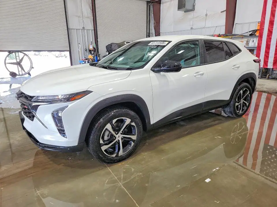KL77LGE28RC143909 Chevrolet TRAX 2024 — повреждение Боковая часть, фото до ремонта