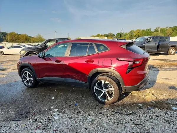 KL77LGE28RC245677 — 2024 Chevrolet TRAX, фото 2 с аукциона Copart, Боковая часть