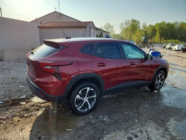 KL77LGE28RC245677 — 2024 Chevrolet TRAX, фото 3 с аукциона Copart, Боковая часть
