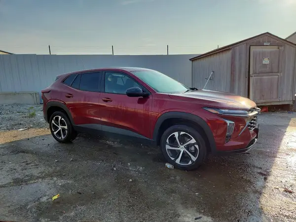KL77LGE28RC245677 — 2024 Chevrolet TRAX, фото 4 с аукциона Copart, Боковая часть