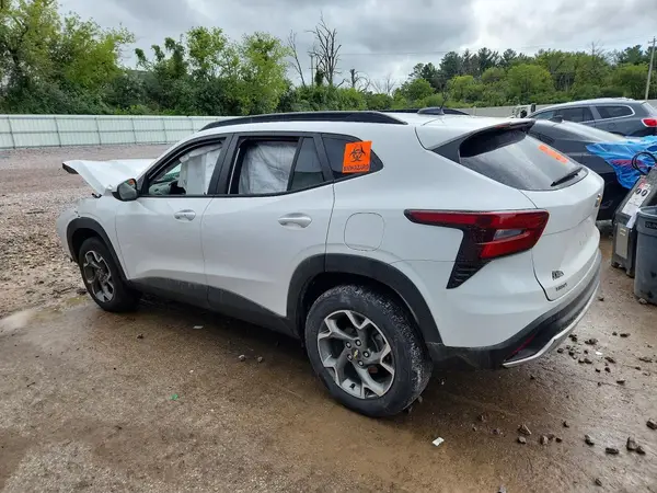 KL77LHE25RC129455 — 2024 Chevrolet TRAX, фото 2 с аукциона Copart, Передняя часть