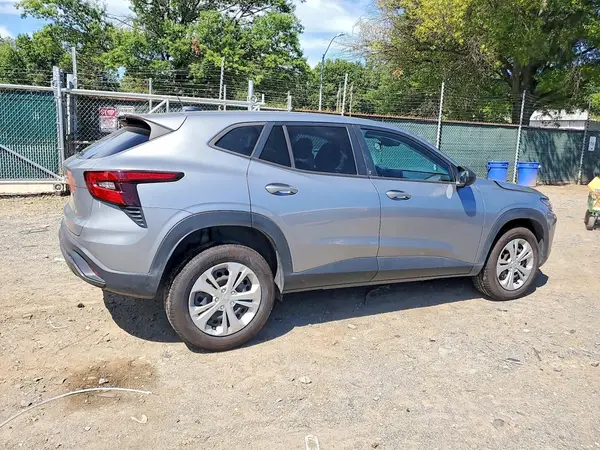 KL77LFE23RC052735 — 2024 Chevrolet TRAX, фото 3 с аукциона Copart, Передняя часть