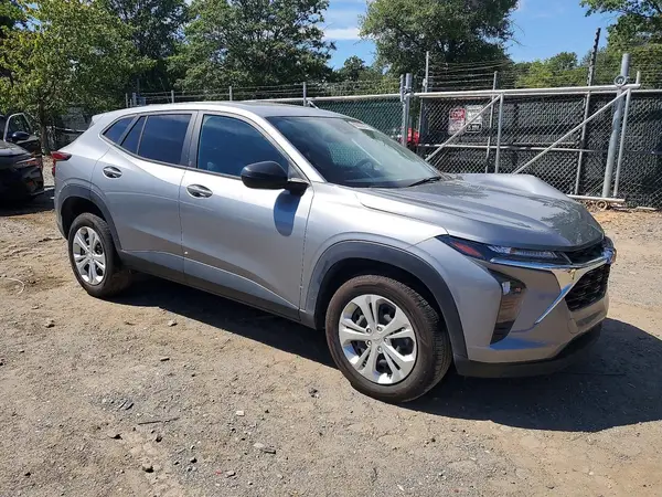 KL77LFE23RC052735 — 2024 Chevrolet TRAX, фото 4 с аукциона Copart, Передняя часть