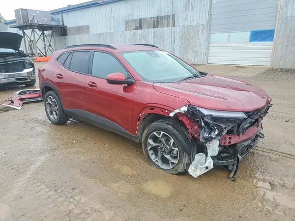 KL77LHE22RC063303 — 2024 Chevrolet TRAX, фото 4 с аукциона Copart, Передняя часть