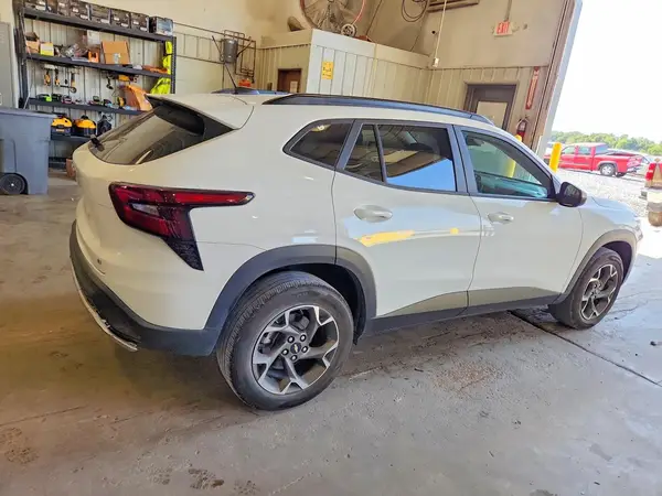 KL77LHE26RC147141 — 2024 Chevrolet TRAX, фото 3 с аукциона Copart, Задняя часть
