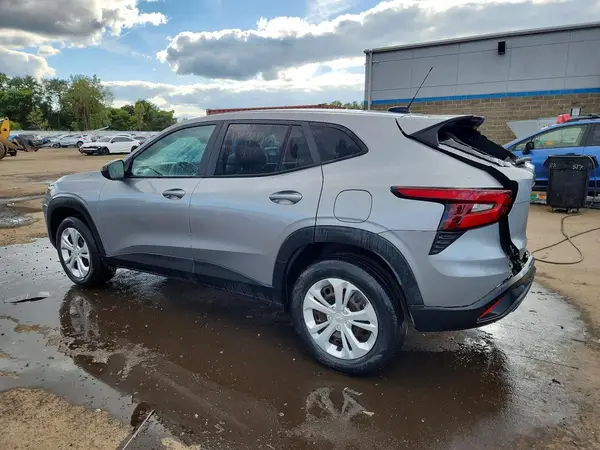 KL77LFE2XRC048293 — 2024 Chevrolet TRAX, фото 2 с аукциона Copart, Задняя часть