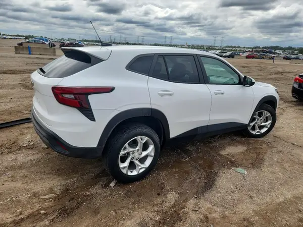 KL77LFE29RC048852 — 2024 Chevrolet TRAX, фото 3 с аукциона Copart, Передняя часть