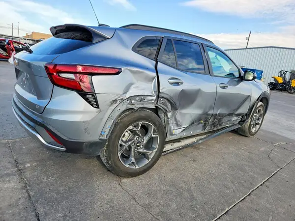 KL77LHE29RC237707 — 2024 Chevrolet TRAX, фото 3 с аукциона Copart 12.10.2026, Боковая часть