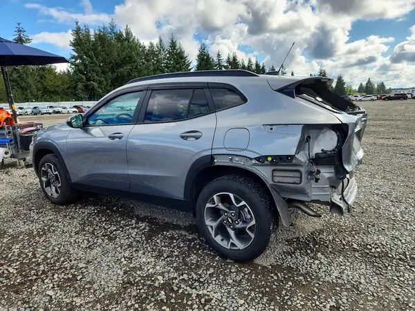 KL77LHE20RC048444 — 2024 Chevrolet TRAX, фото 2 с аукциона Copart, Задняя часть